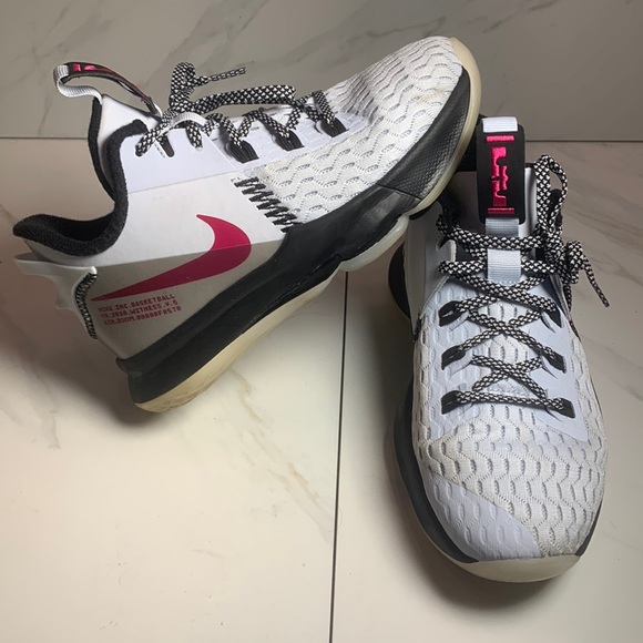 Nike CT4629-008 LeBron Witness V 5 2020 Air Basketball Shoes Youth Sz 4Y - Picture 1 of 9